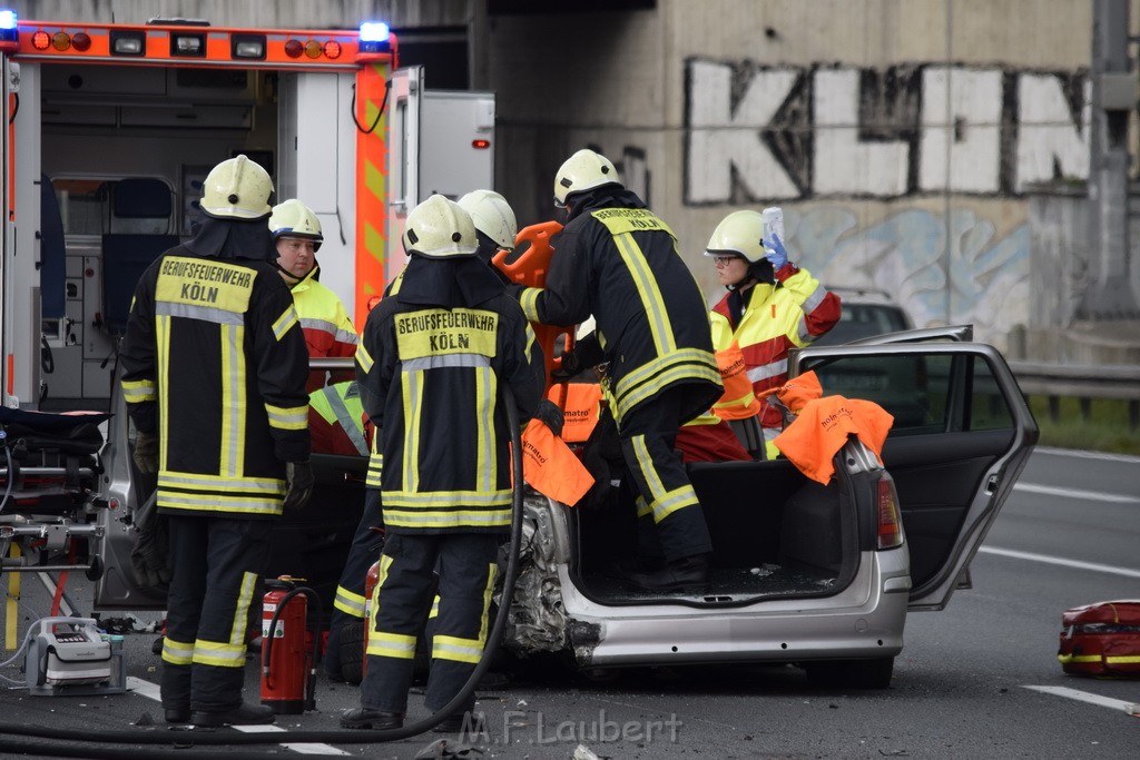 VU Auffahrunfall A 3 Rich Oberhausen kurz vor AS Koeln Dellbrueck P037.JPG - Miklos Laubert